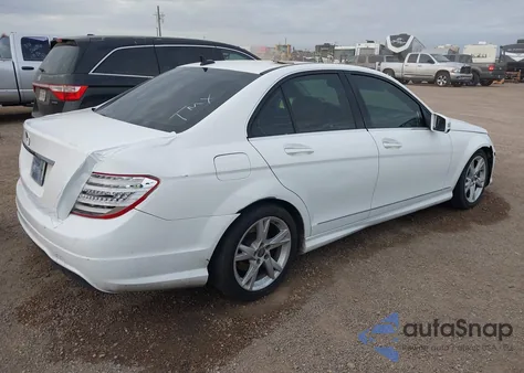 2014 Mercedes-Benz C-Class C 250 Sport z USA, uszkodzony, nr VIN WDDGF4HBXEA956233